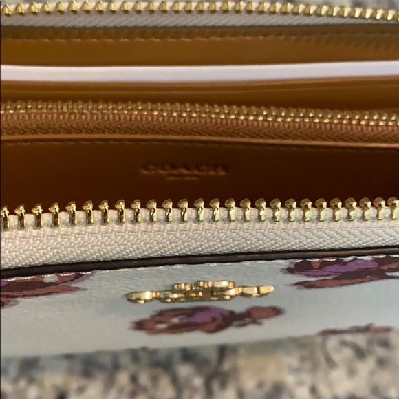 Coach - Picture 6 of 10